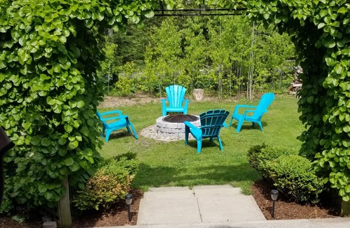 Point Clark House | 3 BEDROOM COTTAGE- 6 minute walk to Lake Huron Sandy beach. Sunsets, campfires