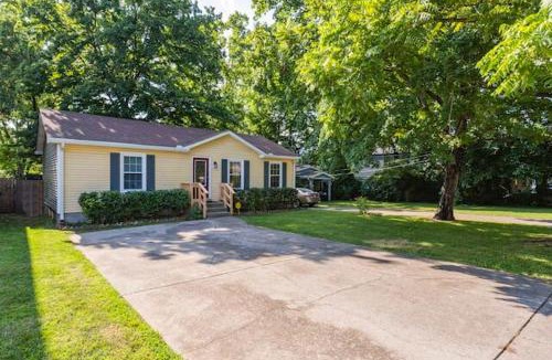 Inglewood House | 3 Bedroom Cottage Only 3 Miles from Downtown