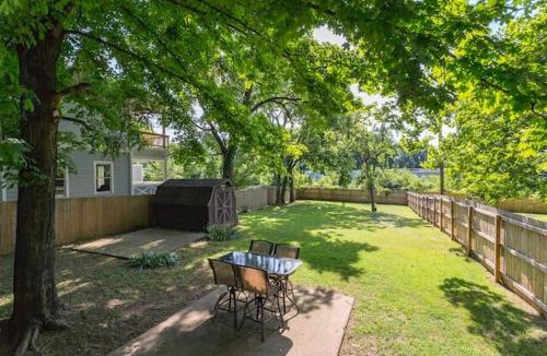 Inglewood House | 3 Bedroom Cottage Only 3 Miles from Downtown