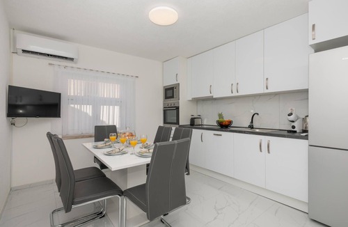 Prolozac House | 3 bedroom cozy home in Sumet