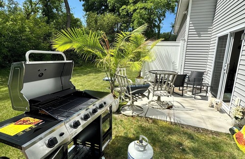 Rochester House | 3-bedroom Cozy Suburban Escape in terrific Gates with AC, fitness room, WiFi
