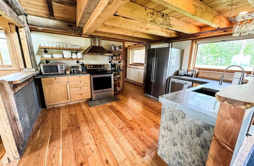 Ithaca House | 3 bedroom Custom Hilltop Getaway with Stunning Views!