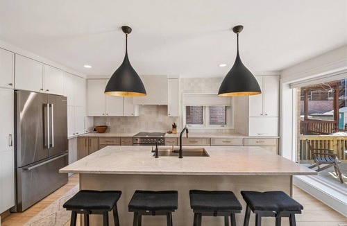 Ravenswood House | 3-bedroom designer house in Chicago with space to relax