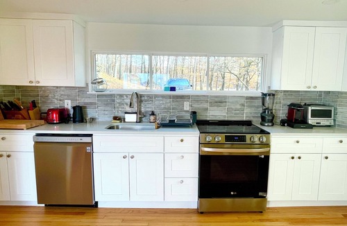 Cornwall House | 3 Bedroom Dream: Hudson Valley views, Woodbury Commons, West Point & Storm King