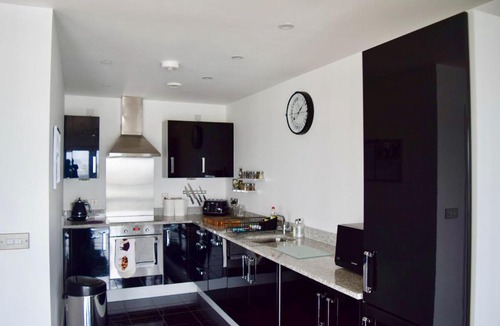 Peninsula Apartment | 3 Bedroom Dual-Aspect Flat With River Views