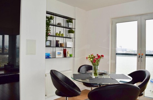 Peninsula Apartment | 3 Bedroom Dual-Aspect Flat With River Views