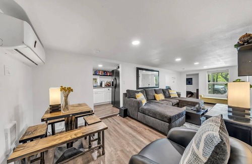 Land Park House | 3 bedroom duplex unit walking distance from Downtown