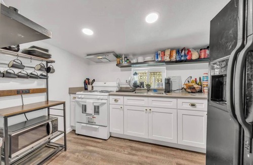 Land Park House | 3 bedroom duplex unit walking distance from Downtown