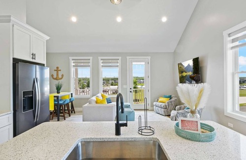 Ottawa House | 3 Bedroom Duplex with Marina Views