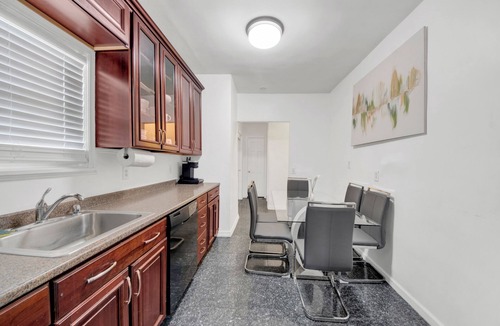 Southeast Yonkers House | 3 Bedroom Family House/Parking/Full Kitchen/Sleeps Groups