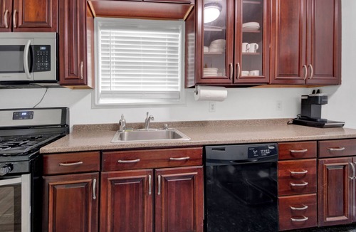 Southeast Yonkers House | 3 Bedroom Family House/Parking/Full Kitchen/Sleeps Groups