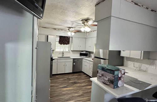 Quinlan Other | 3-bedroom farmhouse in Quinlan with cozy charming rooms