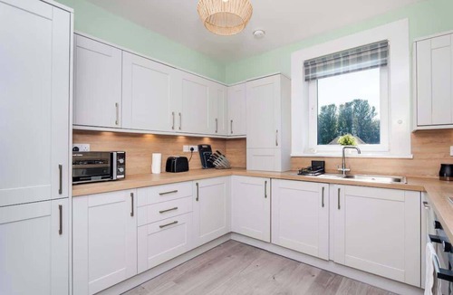 Grangemouth Apartment | 3 Bedroom Flat - Free Parking