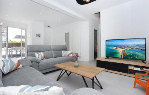 Saint-Meloir-des-Ondes House | 3 Bedroom Awesome Home In Saint-Méloir-Des-Ondes