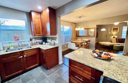 MacGregor House | 3 Bedroom, Free gated parking, 5-10 Mins.From ALL!