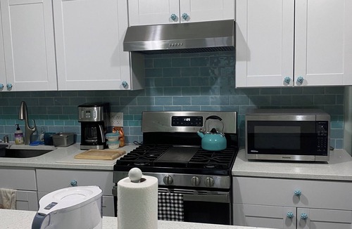 West Town Apartment | 3 bedroom- Great Location-Close to Transportation & Downtown