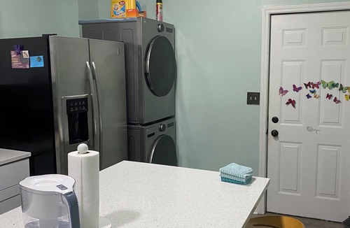 West Town Apartment | 3 bedroom- Great Location-Close to Transportation & Downtown