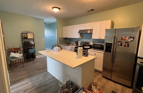 West Town Apartment | 3 bedroom- Great Location-Close to Transportation & Downtown