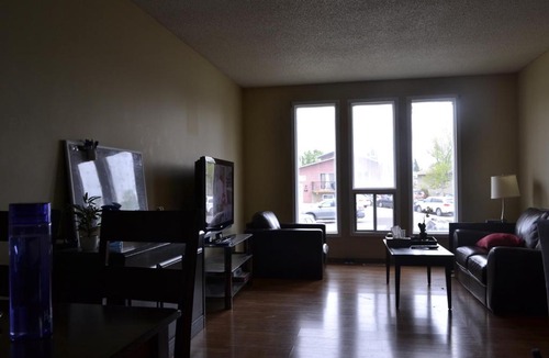 Forest Lawn Apartment | 3-Bedroom Half Duplex Main Floor Suite