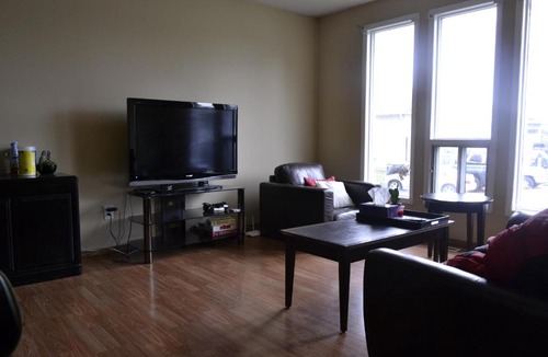 Forest Lawn Apartment | 3-Bedroom Half Duplex Main Floor Suite
