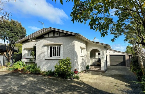 Palmerston North House | 3 Bedroom home, OSP parking for 2 vehicles, fast WiFi, 5 minute walk to city