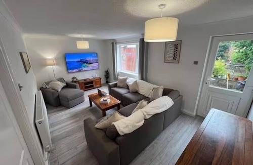 Hengoed House | 3 Bedroom Home - 6 guests