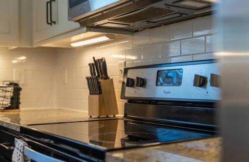Radnor House | 3 Bedroom Home- HUGE yard for pets 4 miles to Broadway