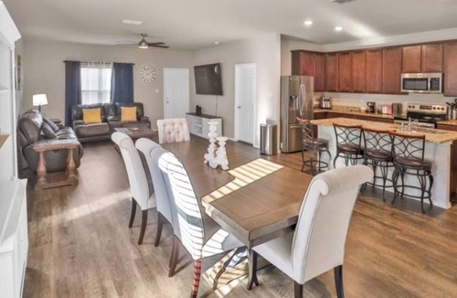 Elmendorf House | 3 Bedroom Home in Elmendorf/San Antonio