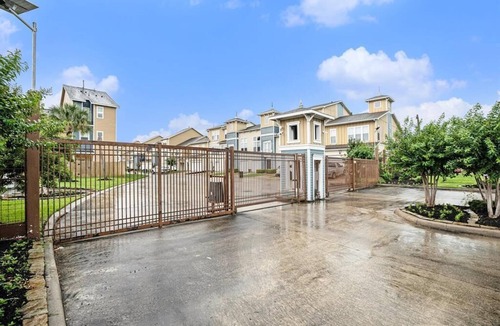 Pasadena House | 3 bedroom home in gated community