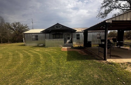 Fairfield House | 3 bedroom home on 400acres high fence ranch