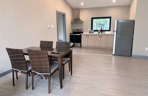 Lakefield Cabin | 3-bedroom Hot Tub Lakefront Villa Englewood #5