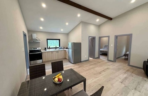 Lakefield Cabin | 3-bedroom Hot Tub Lakefront Villa Englewood #5