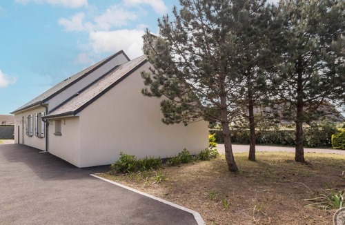 Gouville-sur-Mer Cottage | 3-bedroom house, near beach, pets allowed, parking