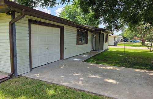 Nederland House | 3 Bedroom House - Centrally Located Port Arthur/Beaumont/Orange