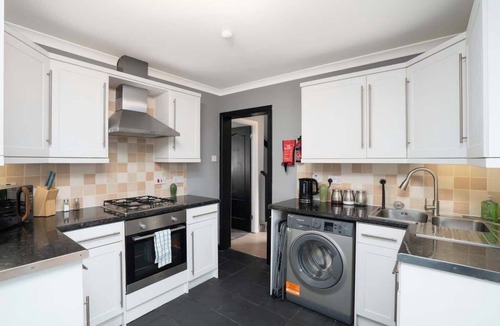 Dunfermline House | 3 Bedroom House - Free Parking