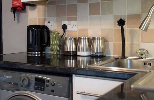 Dunfermline House | 3 Bedroom House - Free Parking