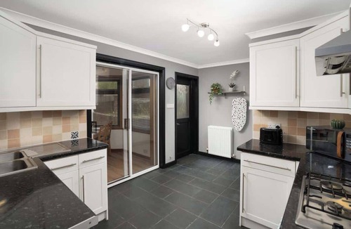 Dunfermline House | 3 Bedroom House - Free Parking