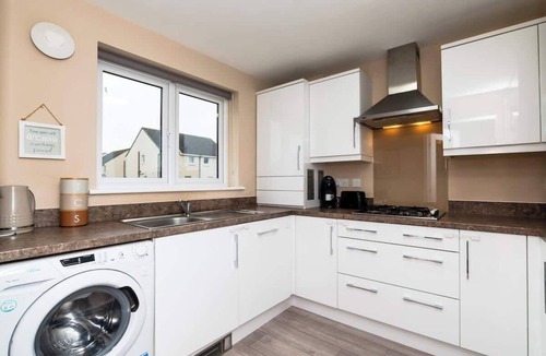 Bonnyrigg House | 3 Bedroom House-Private Parking- by Holiday Homes