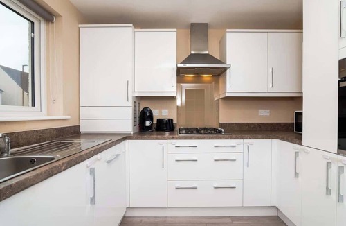 Bonnyrigg House | 3 Bedroom House-Private Parking- by Holiday Homes