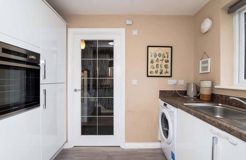 Bonnyrigg House | 3 Bedroom House-Private Parking- by Holiday Homes