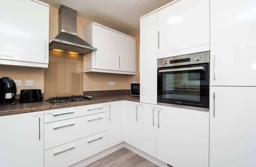 Bonnyrigg House | 3 Bedroom House-Private Parking- by Holiday Homes