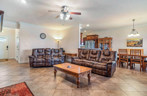 Altus House | 3-bedroom house in beautiful Altus with cool AC