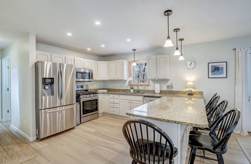 Lagoon Heights House | 3-bedroom house in charming Oak Bluffs with WiFi, AC. Start your vacation