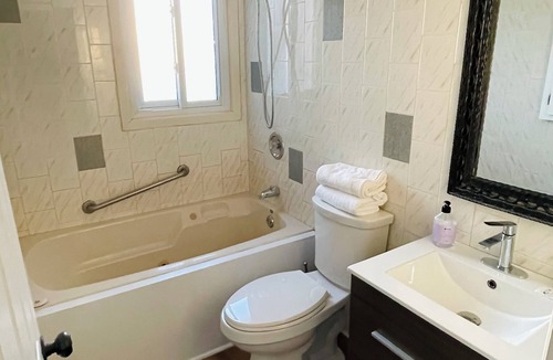 Cornwall House | 3 bedroom House in centre of Cornwall, close to bus stop and restaurants
