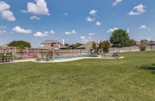 Elmo House | 3-bedroom house in charming Rockwall with AC and fitness room