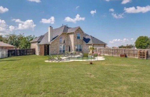 Elmo House | 3-bedroom house in charming Rockwall with AC and fitness room
