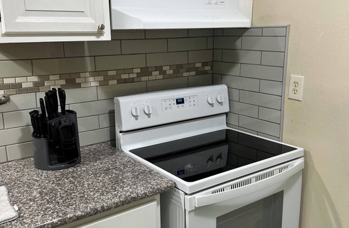 La Marque House | 3-bedroom house in cool La Marque with WiFi, AC
