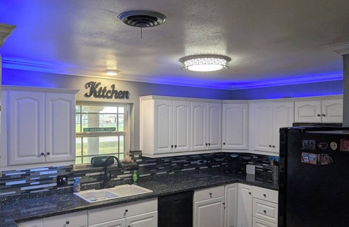 Orange House | 3-bedroom house in fabulous Orange with AC and inviting pool for relaxing stays