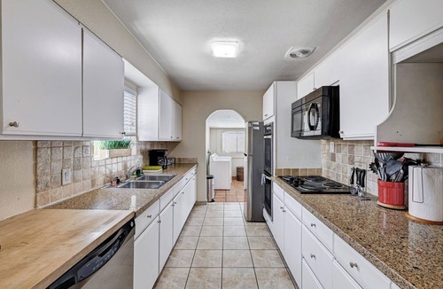 Rancho Oakey House | 3-bedroom house in marvelous Las Vegas with AC, WiFi. Enjoy your stay