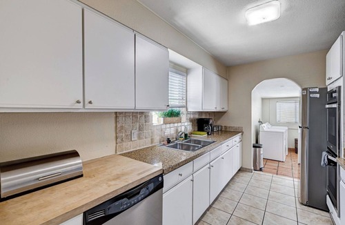 Rancho Oakey House | 3-bedroom house in marvelous Las Vegas with AC, WiFi. Enjoy your stay